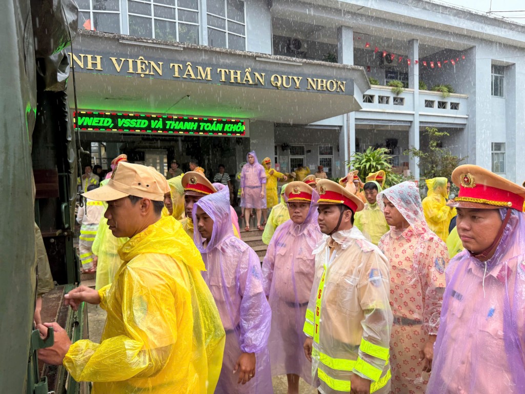 Các chiến sĩ cảnh sát giao thông vệ sinh khuôn viên bệnh viện, hỗ trợ y bác sĩ và bệnh nhân 2 bệnh viện thu dọn bùn, sình, làm vệ sinh khuôn viên (Ảnh CA)