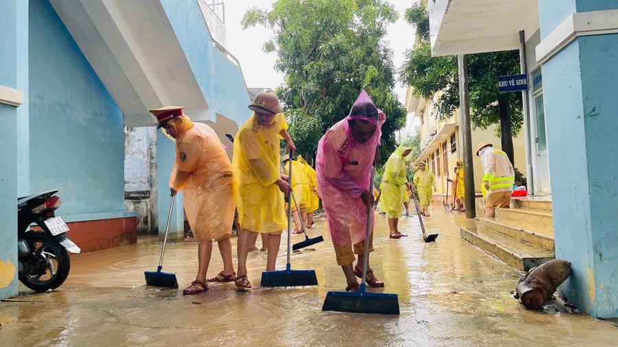Cán bộ Phòng Cảnh sát giao thông Công an TP Hồ Chí Minh dọn dẹp bùn đất tại Bệnh viện Lao và Bệnh phổi Quy Nhơn