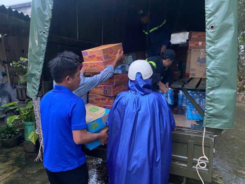 Lực lượng Chi đoàn Đội Chữa cháy và CNCH Khu vực 2 phối hợp cùng Đoàn xã Vạn Tường khẩn trương vận chuyển nhu yếu phẩm để hỗ trợ cấp bách cho bà con Nhân dân tỉnh Đắk Lắk.