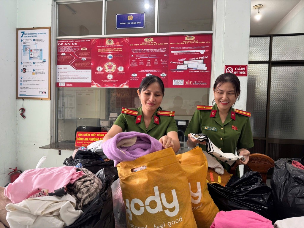 Cán bộ, chiến sĩ Công an phường Đức Phổ hăng hái phân loại đồ quyên góp, chuẩn bị những phần quà ý nghĩa gửi đến đồng bào vùng lũ.