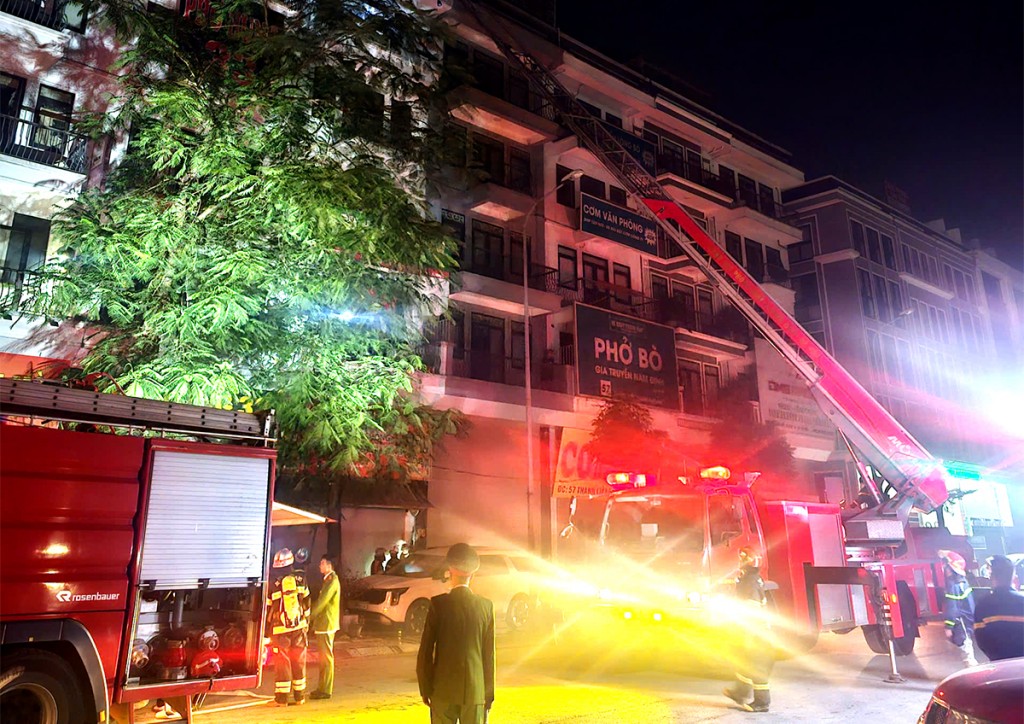 Xe thang đưa các nạn nhân trong vụ cháy nhà dân ở đường Thanh Liệt xuống vị trí an toàn