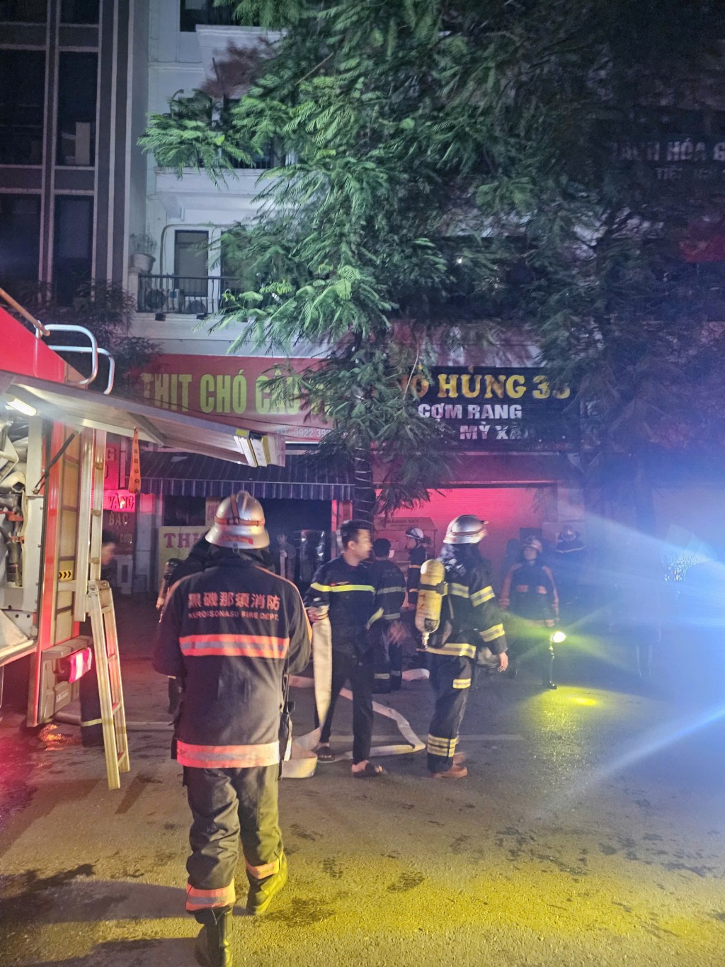 Lực lượng Cảnh sát PCCC và CNCH Công an TP Hà Nội triển khai chữa cháy, cứu nạn