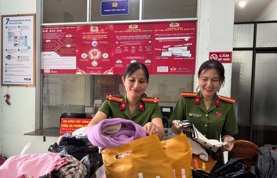 Công an tỉnh Quảng Ngãi cùng chung tay cứu trợ đồng bào vùng lũ