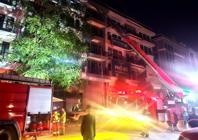 Giải cứu nhiều người trong 2 vụ cháy nhà dân lúc rạng sáng