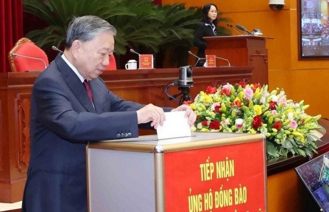 Tổng Bí thư Tô Lâm và các đại biểu quyên góp ủng hộ đồng bào khắc phục hậu quả bão lũ