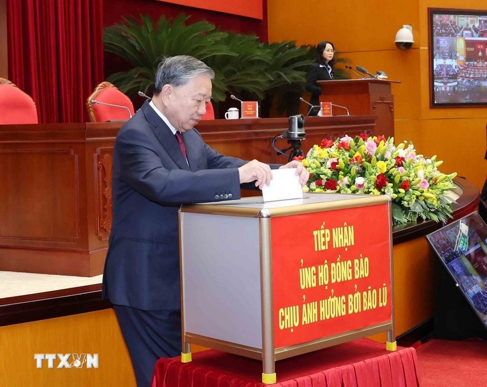 Tổng Bí thư Tô Lâm quyên góp ủng hộ đồng bào khắc phục hậu quả mưa lũ. Ảnh: TTXVN.