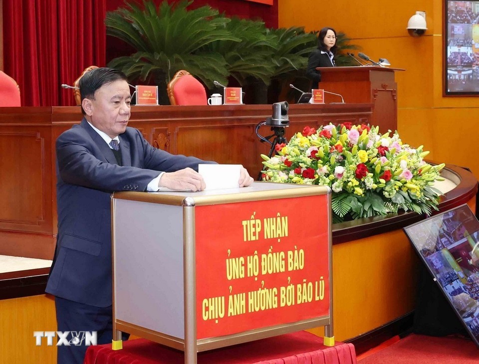 Thường trực Ban Bí thư Trần Cẩm Tú quyên góp ủng hộ đồng bào khắc phục hậu quả mưa lũ. Ảnh: TTXVN.