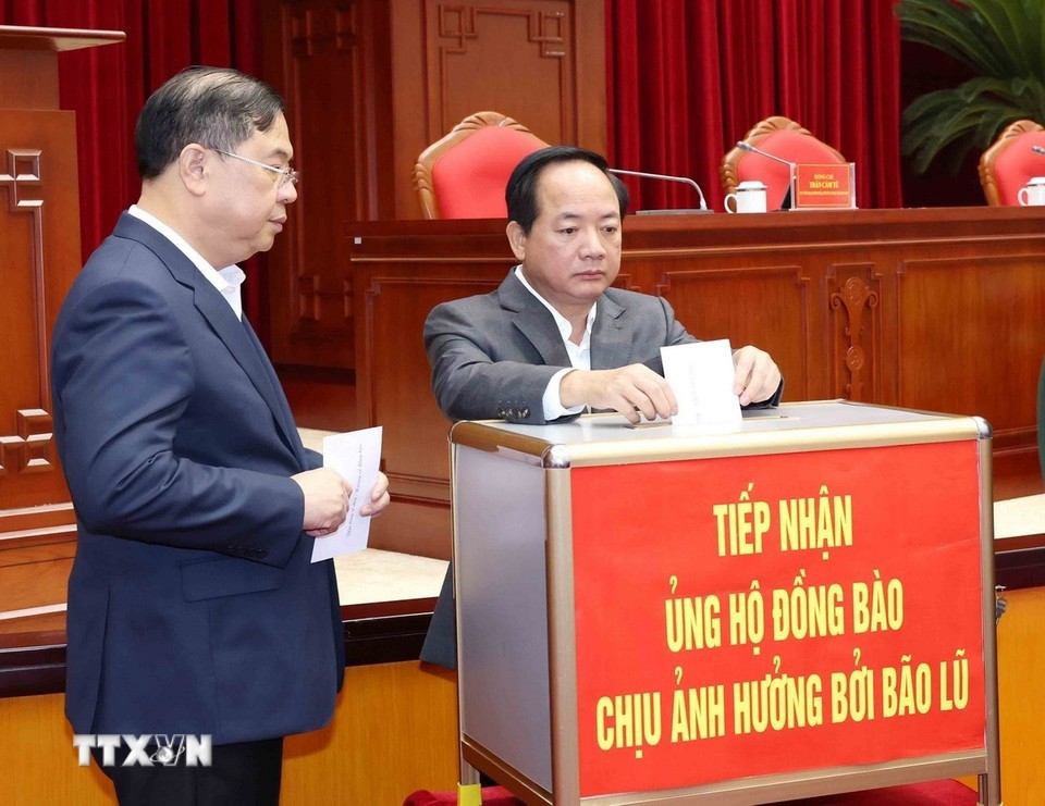 Các đại biểu dự hội nghị quyên góp ủng hộ đồng bào khắc phục hậu quả mưa lũ. Ảnh: TTXVN.