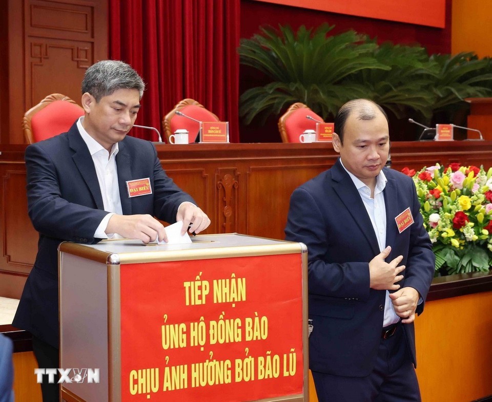 Các đại biểu dự hội nghị quyên góp ủng hộ đồng bào khắc phục hậu quả mưa lũ. Ảnh: TTXVN.