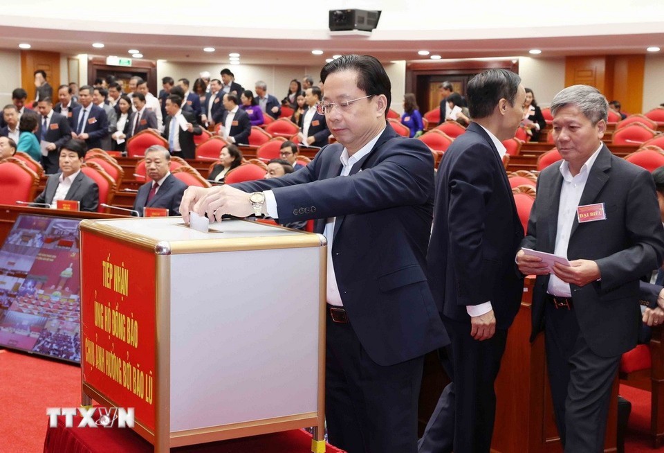 Các đại biểu dự hội nghị quyên góp ủng hộ đồng bào khắc phục hậu quả mưa lũ. Ảnh: TTXVN.