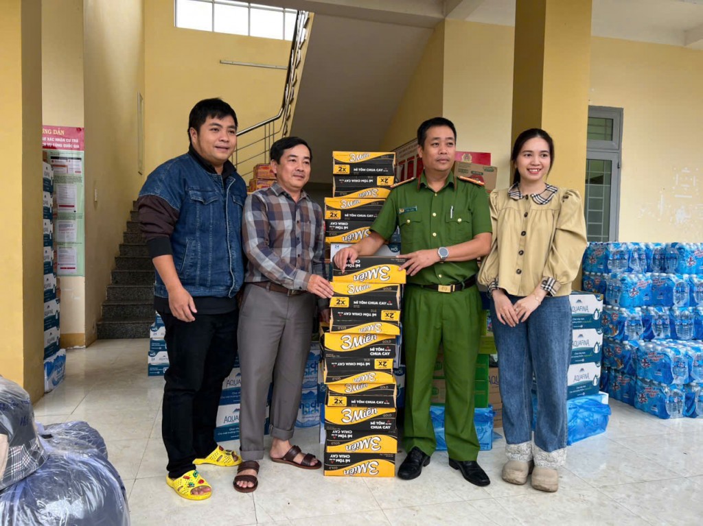 Người dân mang lương thực, thực phẩm, nhu yếu phẩm đến trụ sở Công an phường Trương Quang Trọng gửi tặng bà con miền Trung