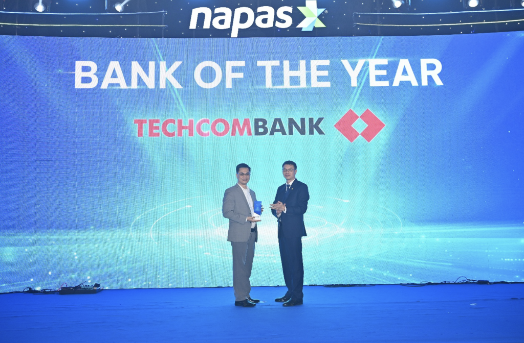 Chủ tịch HĐQT NAPAS trao giải cho đại diện Techcombank