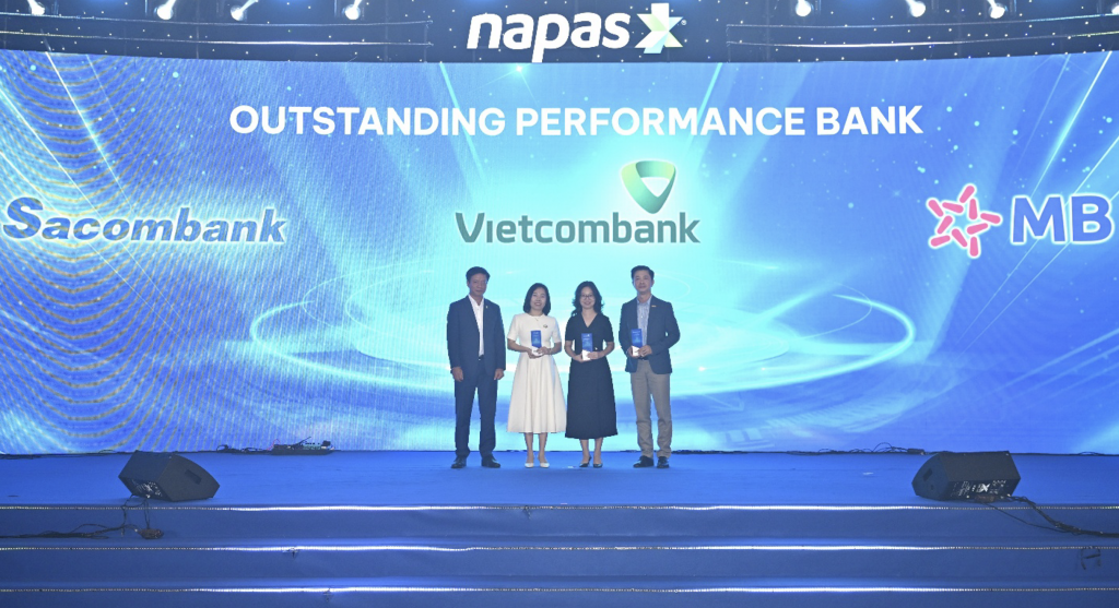 Tổng Giám đốc NAPAS trao giải cho đại diện Vietcombank, MB và Sacombank