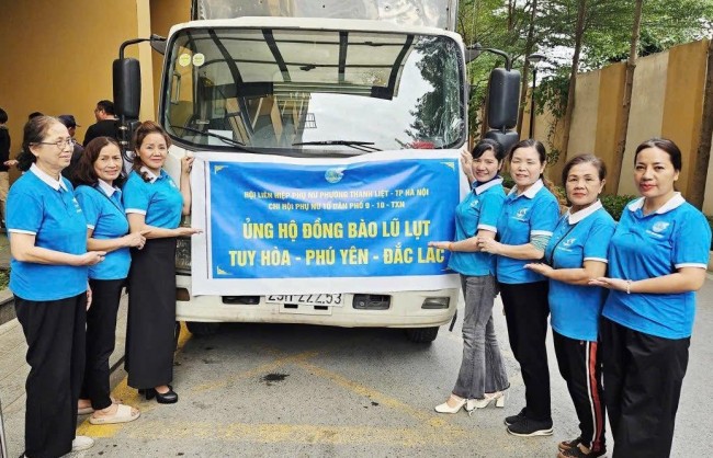 Phụ nữ Hà Nội "gói" yêu thương trong món quà gửi miền Trung