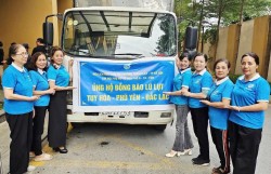 Phụ nữ Hà Nội "gói" yêu thương trong món quà gửi miền Trung