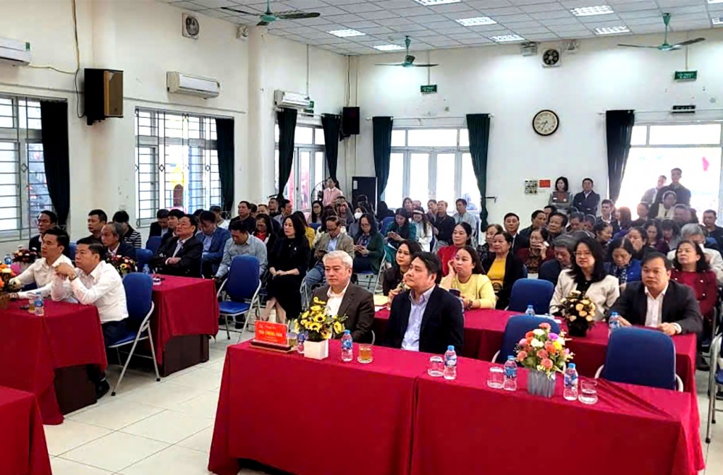 Các đồng chí lãnh đạo Đảng uỷ, HĐND, UBND, Uỷ ban MTTQ Việt Nam phường Đại Mỗ cùng cán bộ, đảng viên, Nhân dân phường Đại Mỗ tham dự Lễ phát động ủng hộ đồng bào bị lũ lụt