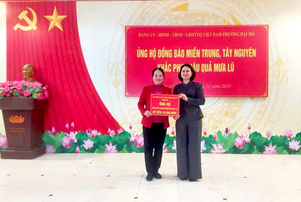 Phó Chủ tịch Uỷ ban MTTQ Việt Nam phường Đại Mỗ Nguyễn Thị Hồng Phương tiếp nhận ủng hộ của các đơn vị, doanh nghiệp trên địa bàn phường