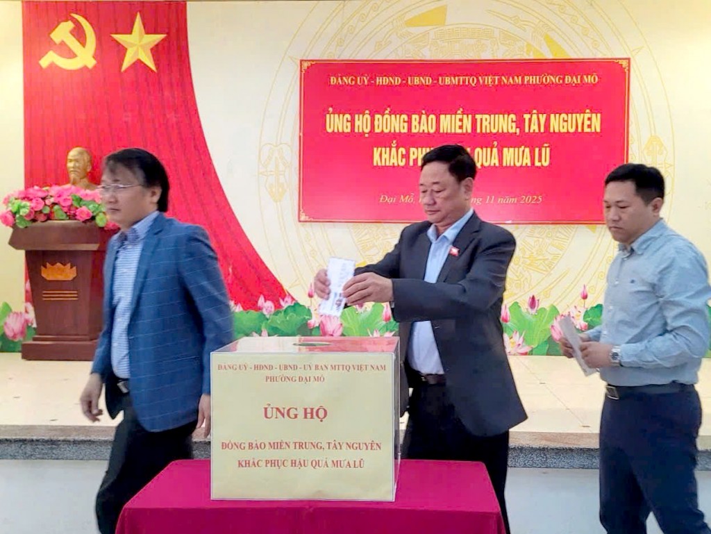 Các đồng chí lãnh đạo Đảng uỷ, HĐND, UBND, Uỷ ban MTTQ Việt Nam phường Đại Mỗ cùng cán bộ, đảng viên, Nhân dân phường Đại Mỗ tham dự Lễ phát động ủng hộ đồng bào bị lũ lụt