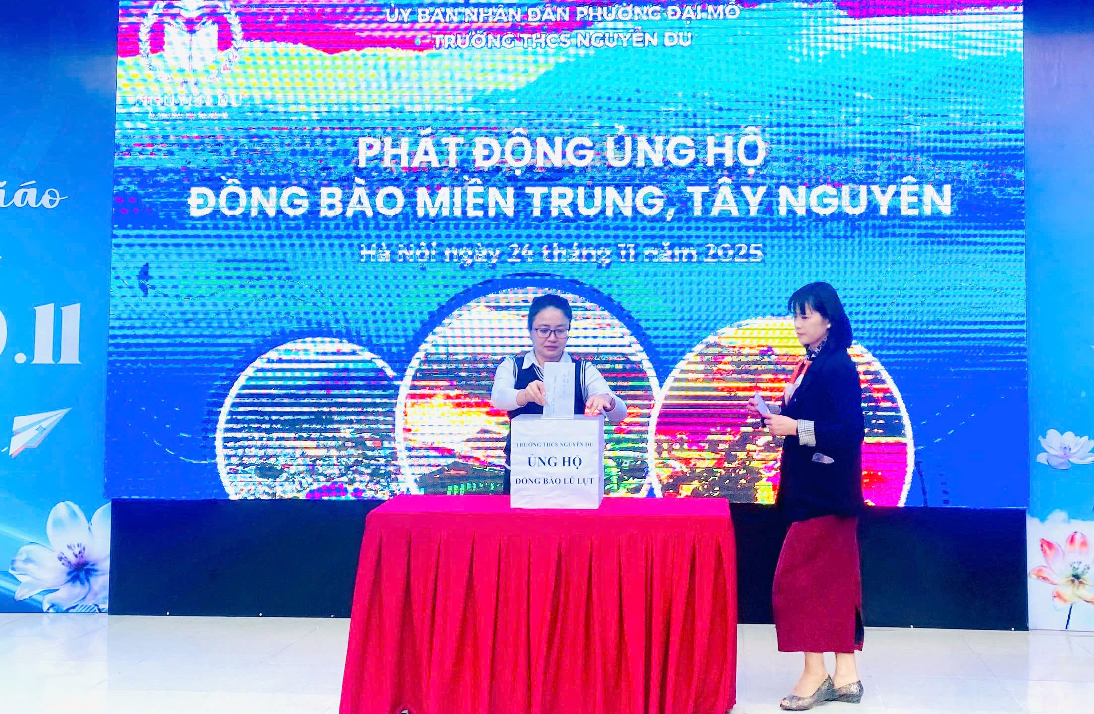 Cô Nguyễn Thị Lý - Hiệu trưởng trường THCS Nguyễn Du ủng hộ đồng bào vùng lũ