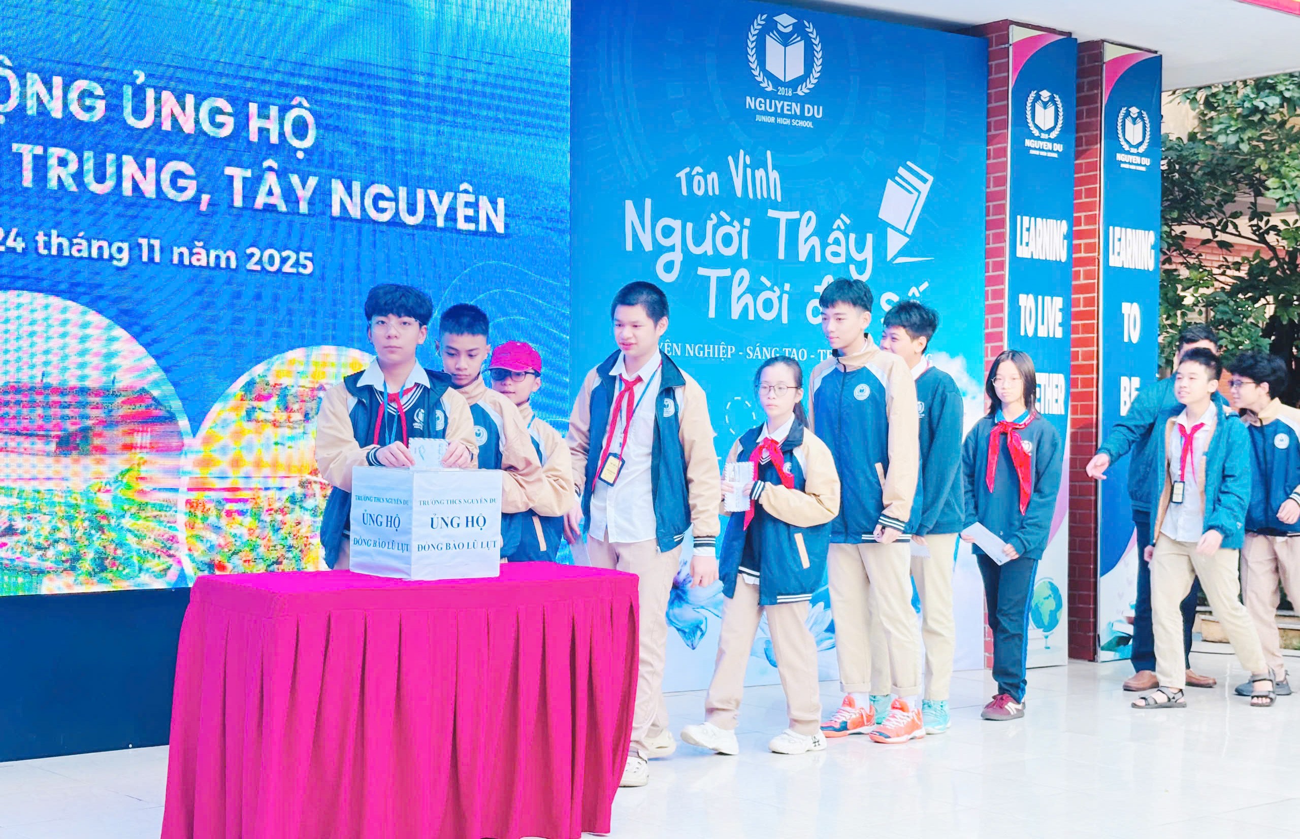 Các em học sinh trường THCS Nguyễn Du ủng hộ bà con vùng lũ