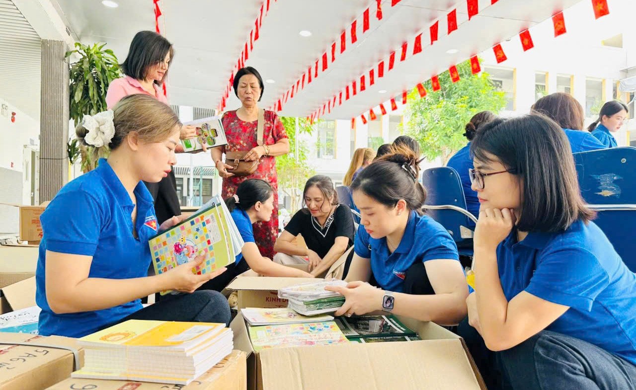 Nhiều trường quyên góp sách giáo khoa, đồ dùng học tập tặng học sinh vùng lũ