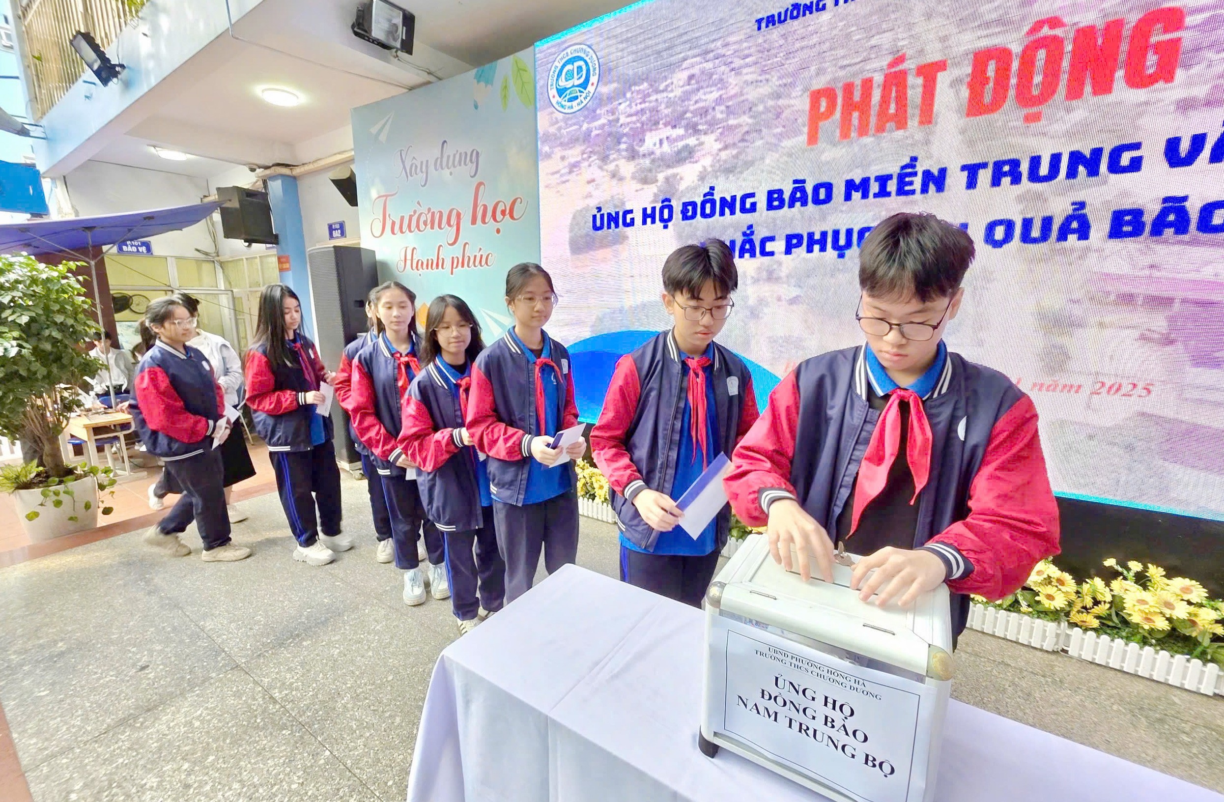 Các em học sinh tham gia ủng hộ