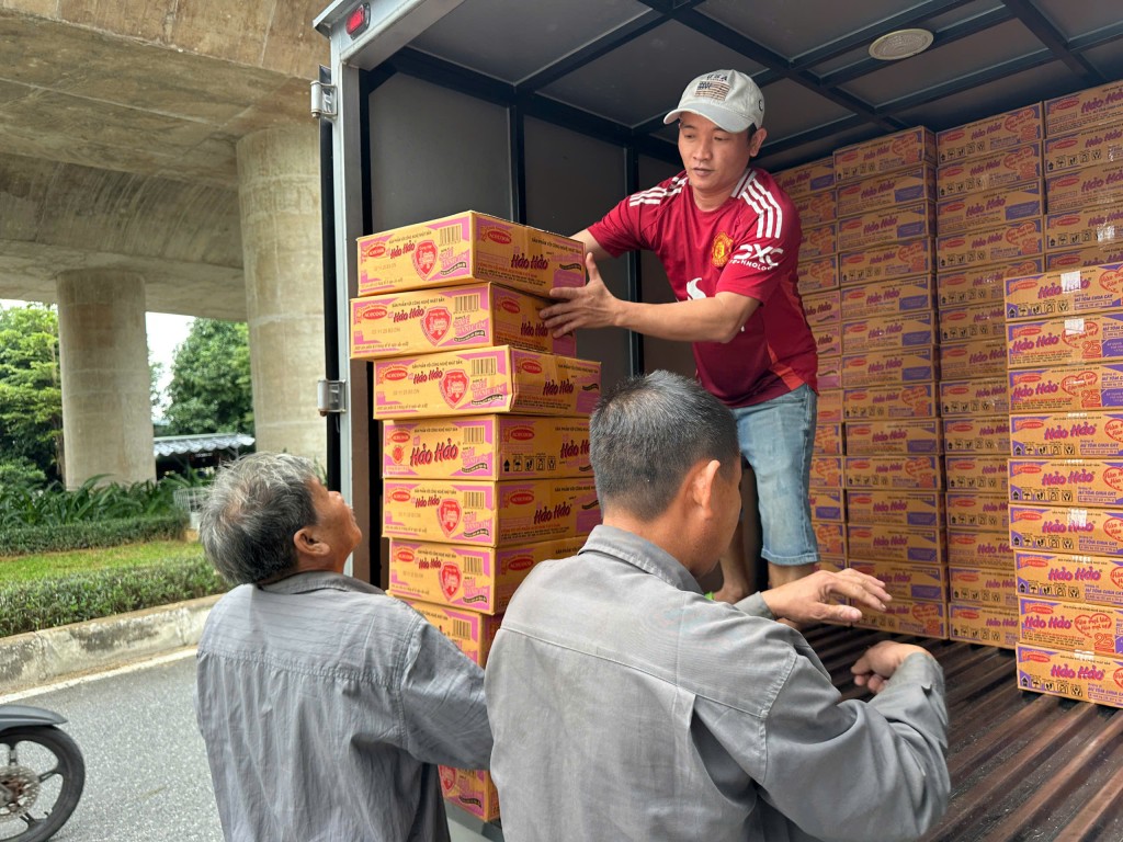 Các điểm tiếp nhận hàng cứu trợ trên địa bàn TP Đà Nẵng tất bật ngay từ lúc mở cửa (Ảnh Út Vũ)