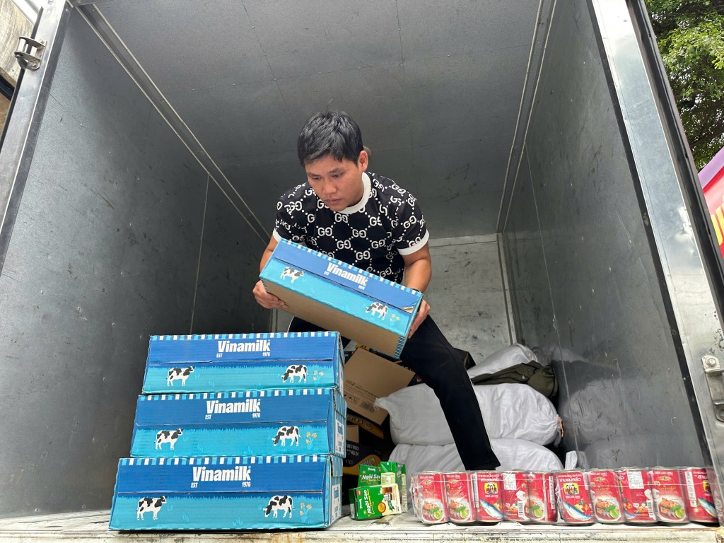 Các chuyến xe nghĩa tình mang theo nhu yếu phẩm sẽ tiếp tục lăn bánh đến với những người dân vùng lũ Nam Trung Bộ (Ảnh Út Vũ)