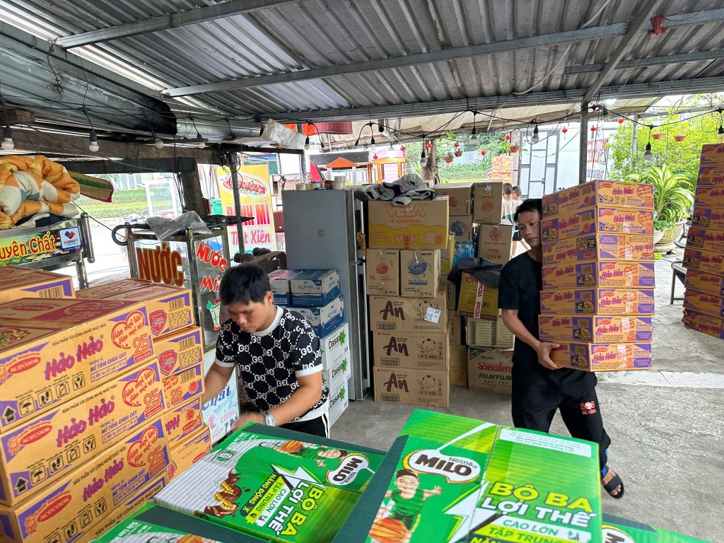 Hàng chục người đang tập trung phân loại từng thùng thực phẩm, quần áo ấm để kịp đưa lên chuyến xe xuyên đêm vào Đắk Lắk, Gia Lai, Khánh Hoà (Ảnh Út Vũ)