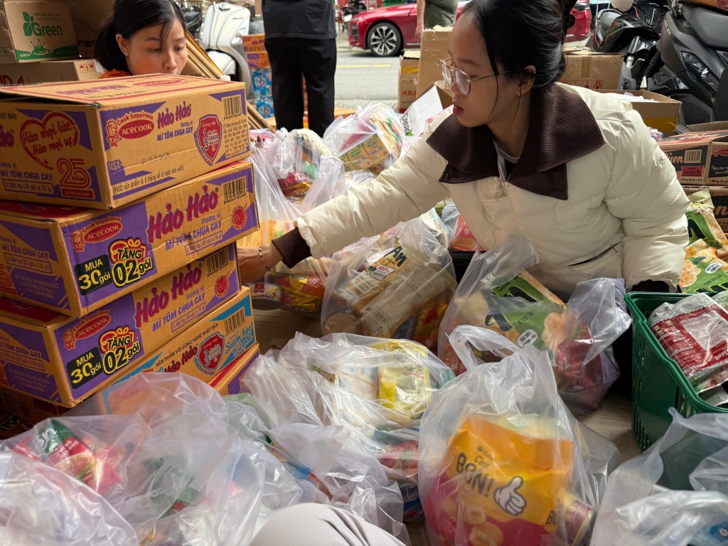 Tất bật soạn hàng hóa, thực phẩm chuyển đến vùng bão lũ (Ảnh Út Vũ)