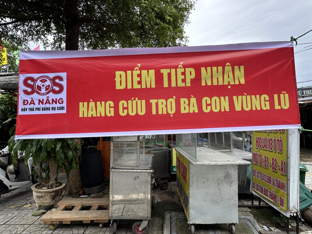 Bà con TP Đà Nẵng tiếp nhận đồ cứu trợ để gửi vào vùng lũ Phú Yên và Bình Định cũ (Ảnh Út Vũ)