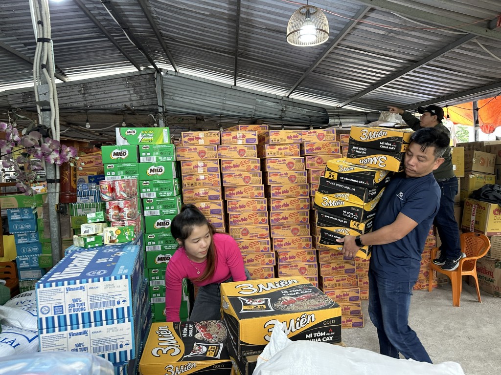 Từng gói mì tôm, bao gạo, nước uống và cả thuốc men được người dân gói ghém cẩn trọng theo những chuyến xe nghĩa tình hướng về vùng ngập lũ (Ảnh Út Vũ)