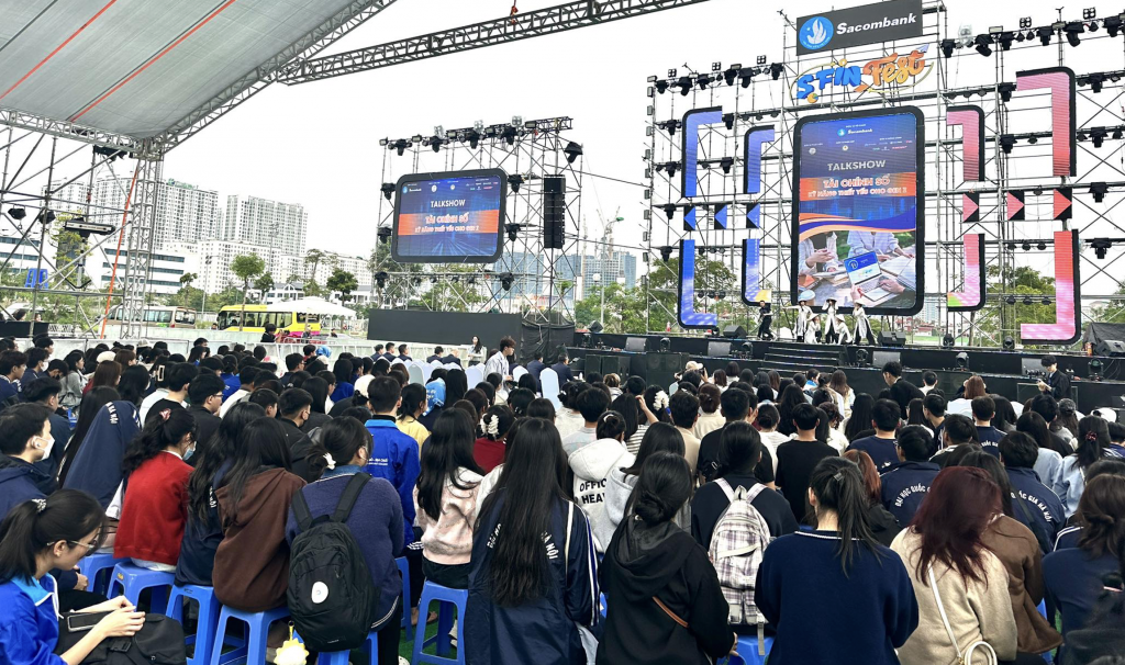 Ngày hội Tài chính số S-FinFest 2025 thu hút sinh viên tham dự