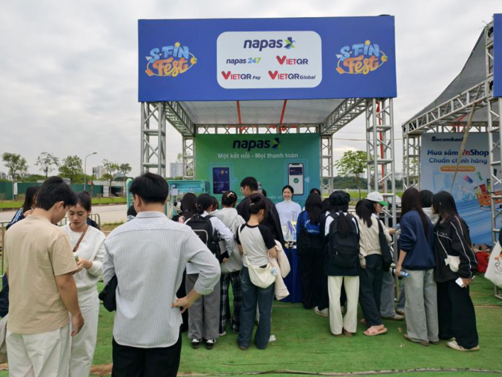 Hàng nghìn lượt sinh viên tương tác, trải nghiệm tại gian hàng NAPAS