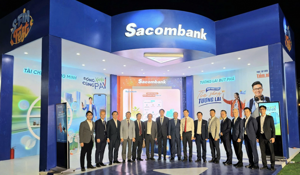 Đại diện NAPAS tham dự và chụp ảnh cùng các đại biểu