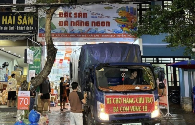 Người dân Đà Nẵng quyên góp nhu yếu phẩm gửi bà con vùng lũ