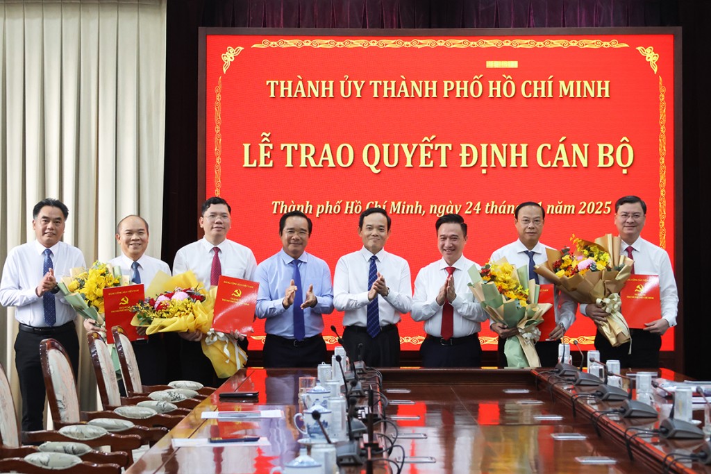 Bí thư Thành ủy TP.Hồ Chí Minh Trần Lưu Quang, Chủ tịch UBND TP.Hồ Chí Minh Nguyễn Văn Được, Phó Bí thư Thành ủy TP.Hồ Chí Minh Đặng Minh Thông (giữa) và Phó  Chủ tịch UBND TP.Hồ Chí Minh Nguyễn Lộc Hà (bên trái) chúc mừng các đồng chí nhận nhiệm vụ mới