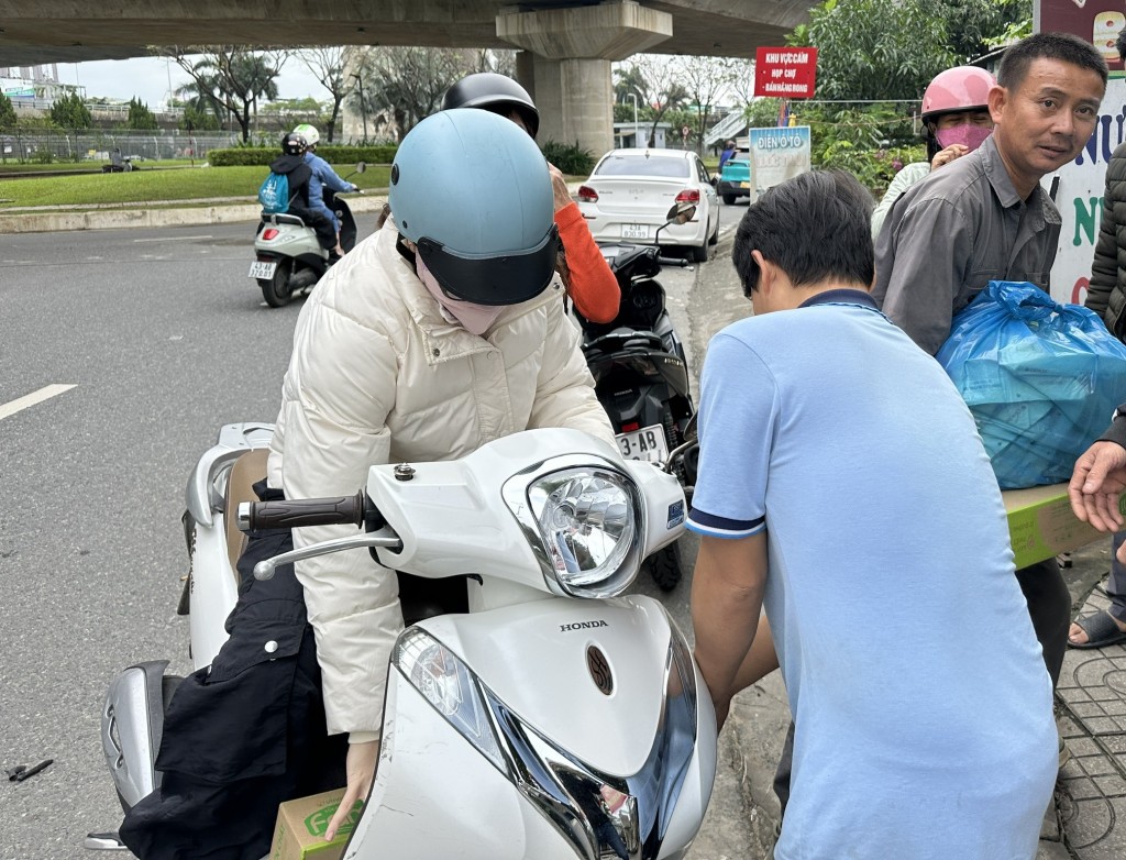 Dù vừa trải qua trận lỹ kinh hoàng, nhiều người dân Đà Nẵng vẫn đồng lòng sẵn sàng chia sẻ với người dân vùng lũ (Ảnh Út Vũ)