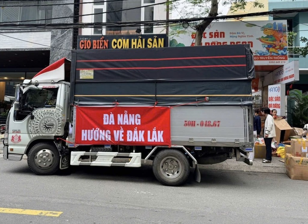 Tại điểm tiếp nhận dòng người vẫn nối dài. Xe máy, xe bán tải, xe chở hàng liên tục tấp vào trước cửa các điểm tiếp nhận (Ảnh Út Vũ)