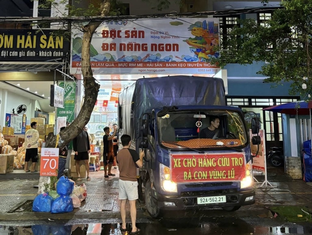 Chỉ trong một buổi sáng, người dân Đà Nẵng đã quyên góp hàng tấn nhu yếu phẩm 