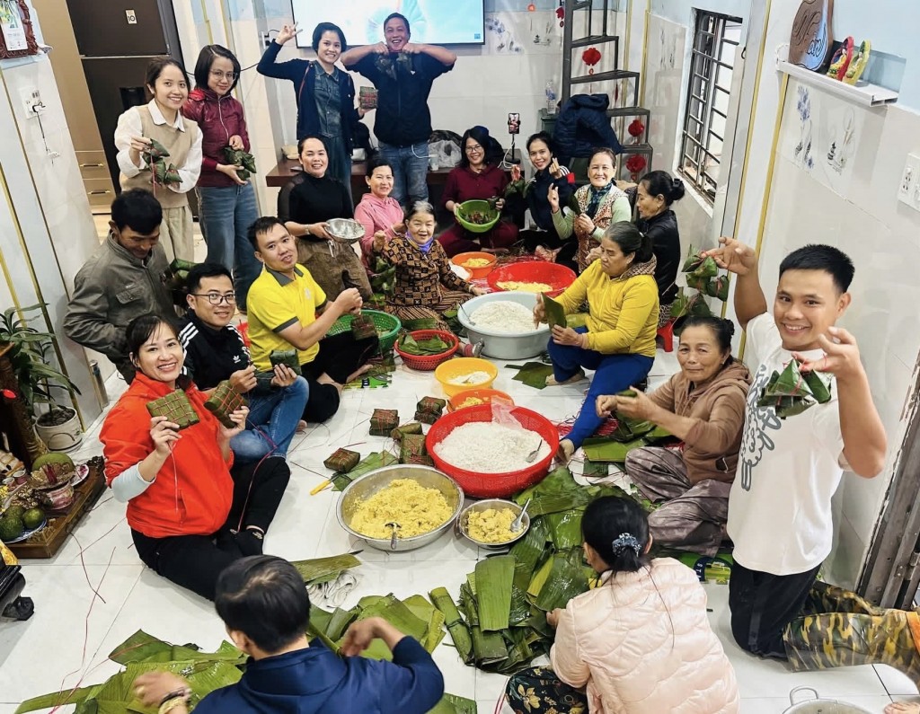 Bà con phường Tam Kỳ gói bánh chưng, bánh tét, bánh ú gửi vào bà con vùng lũ Bình Định - Phú Yên cũ 