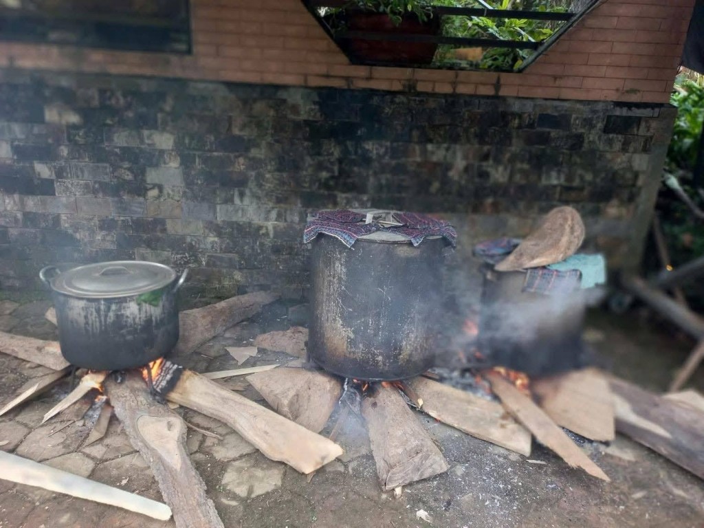 Giữa cơn mưa gió, nhiều bếp nấu bánh chưng, bánh tét tại Quảng Ngãi vẫn đỏ lửa, mang theo tình người ấm áp gửi đến đồng bào vùng lũ.