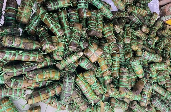 Hàng nghìn bánh chưng, bánh tét được nấu trong mưa để kịp thời gửi đến đồng bào miền Trung - Tây Nguyên.