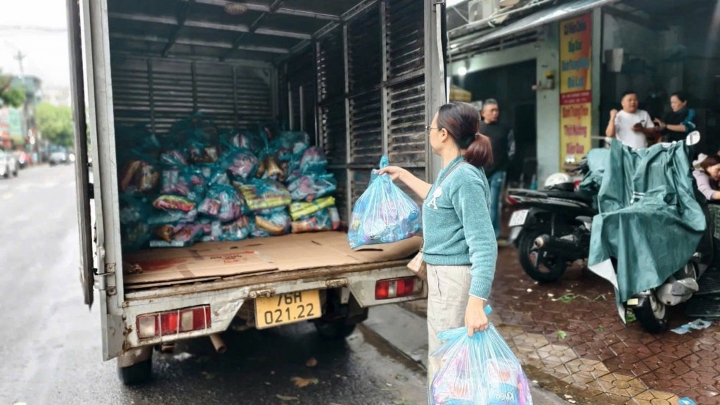 Từng món đồ được người dân cẩn thận phân loại, gói ghém để kịp thời gửi đến đồng bào bị ảnh hưởng bởi lũ lụt.