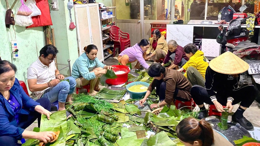 Người dân Quảng Ngãi tất bật gói bánh chưng, gom nhu yếu phẩm gửi đồng bào vùng lũ