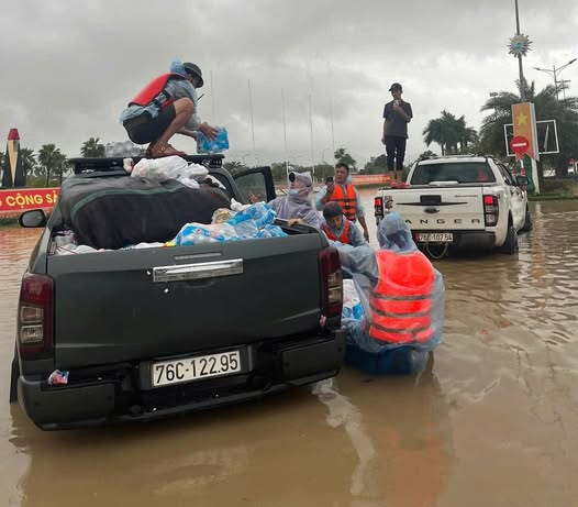 Câu lạc bộ Pickup SUV Quảng Ngãi mang lương thực thực phẩm cho người dân vùng tâm lũ Đắk Lắk.