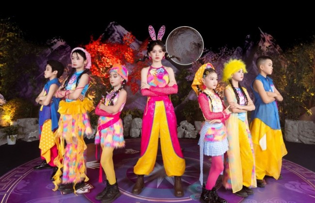 Tình yêu văn hóa Việt trong MV “Oẳn tù tì" của Nguyễn Ngọc Kim Cương