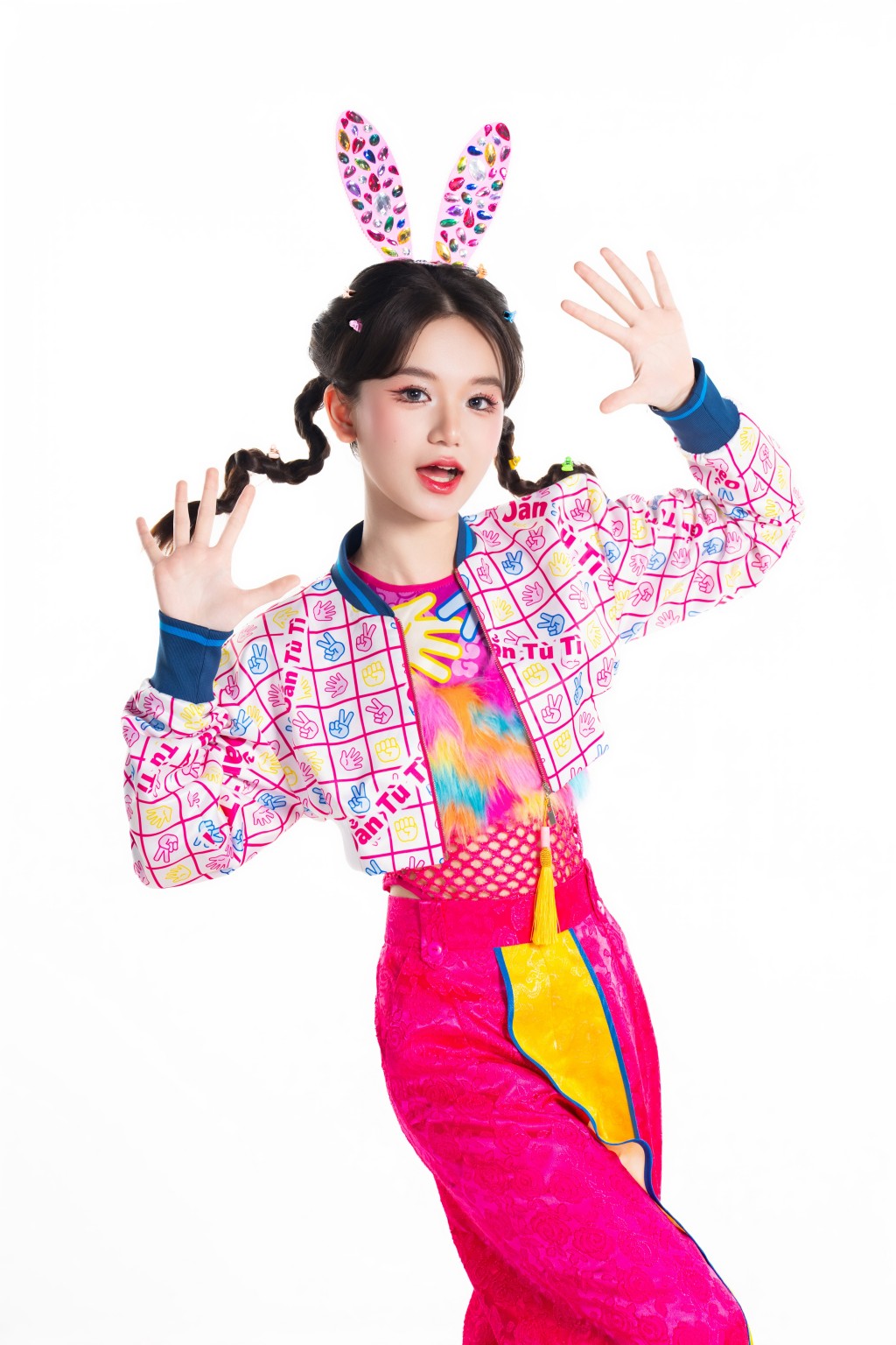 Nguyễn Ngọc Kim Cương thể hiện xuất sắc khả năng ca hát, vũ đạo trong MV