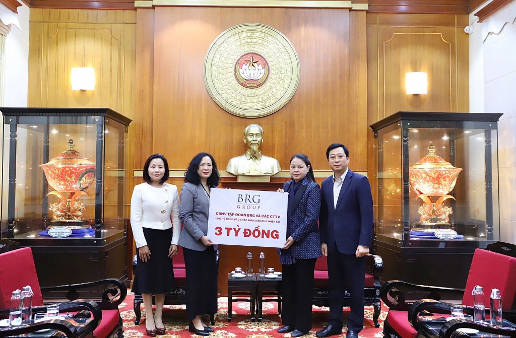 Bà Nguyễn Hoàng Yến - Phó Tổng Giám đốc Tập đoàn BRG đại diện trao tặng ủng hộ qua Ủy ban Trung ương MTTQ Việt Nam Bà Nguyễn Hoàng Yến - Phó Tổng Giám đốc Tập đoàn BRG đại diện trao tặng ủng hộ qua Ủy ban Trung ương MTTQ Việt Nam