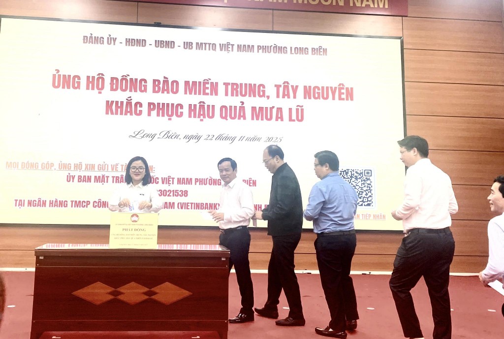 Phường Long Biên chung sức ủng hộ đồng bào vùng lũ miền Trung Phường Long Biên chung sức ủng hộ đồng bào vùng lũ miền Trung